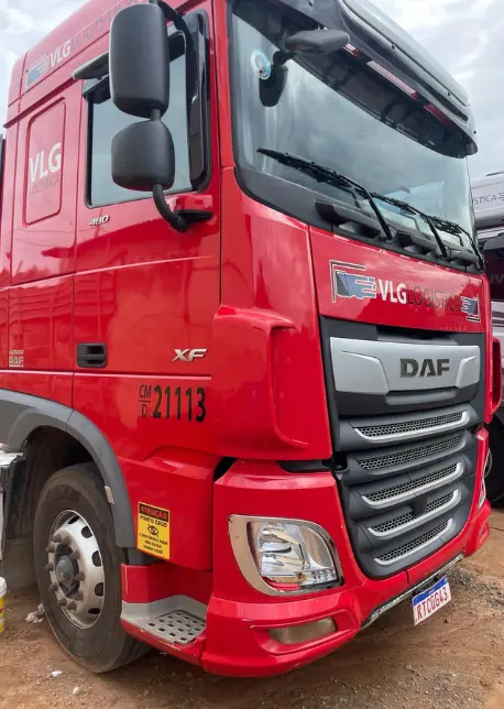 Detalhe do caminhão DAF vermelho da VLG