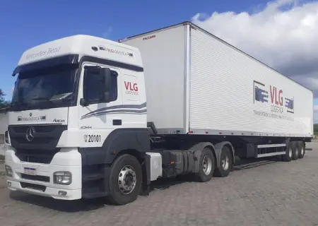 Caminhão baú branco da VLG
