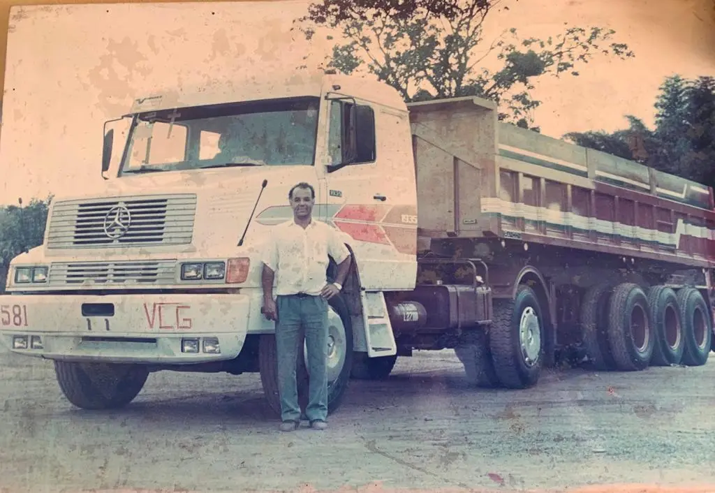 Sr. Vicente Luzia Gomes ao lado de um dos primeiros caminhões da VLG