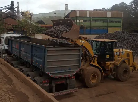 Carreta basculante da VLG em operação de mineração