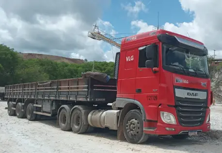 Caminhão vermelho da VLG em operação